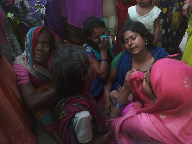 印度一SUV冲入学校 致9名儿童死亡20多人重伤