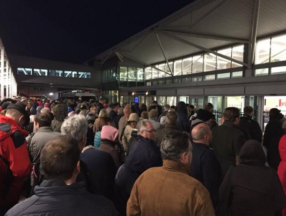 英国布里斯托尔机场紧急疏散旅客 现场有消防员