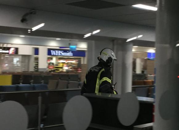 英国布里斯托尔机场紧急疏散旅客 现场有消防员