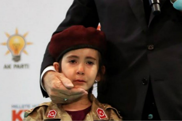 土耳其总统“吓哭”小女孩：如果你殉国，会以你为荣