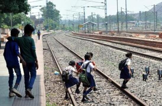 印度6少年横跨铁轨惨遭火车撞死 疑因听音乐误事