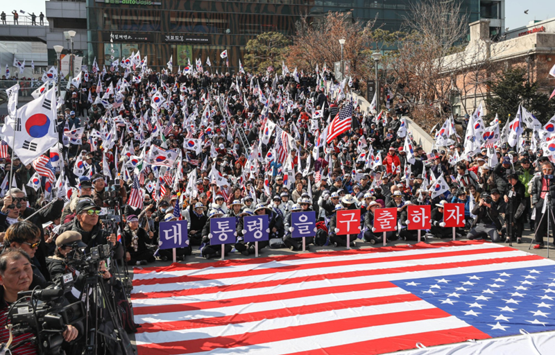 朴槿惠3000名铁粉举行示威游行 巨幅星条旗铺地