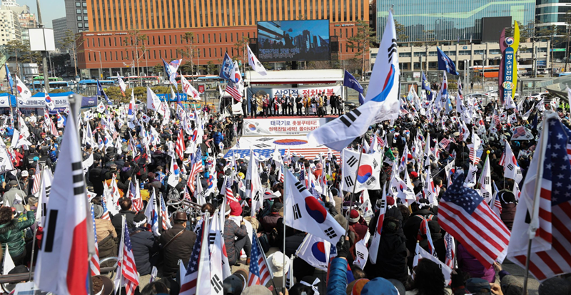朴槿惠3000名铁粉举行示威游行 巨幅星条旗铺地