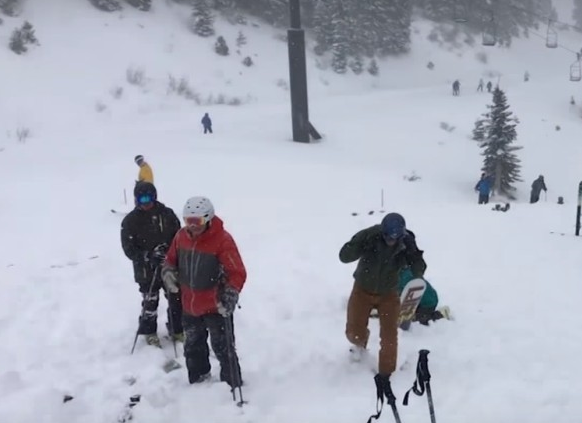 美国加州滑雪胜地雪崩 游客徒手挖掘雪地救人