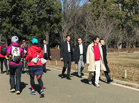 日本首相安倍晋三在代代木公园散步