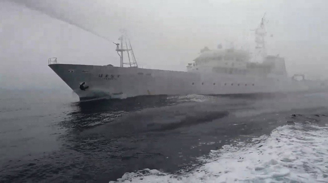台渔船被日舰艇水炮威胁 台当局被质疑“装聋作哑”