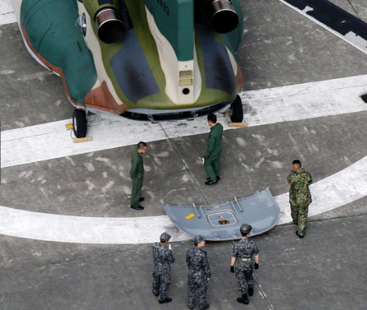 惊险！日本自卫队直升机30公斤舱门从天而降