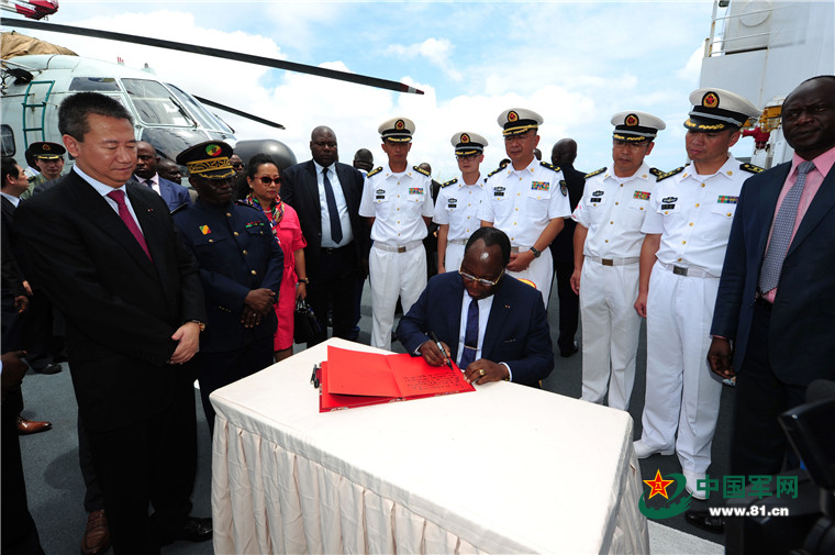 2017年10月11日,在中国海军和平方舟医院船,刚果(布)总理穆安巴为和平