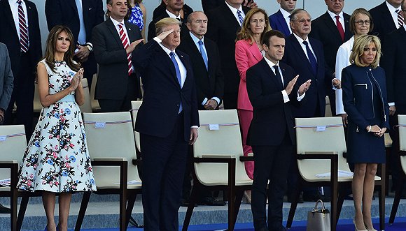 法国国庆日阅兵式期间，美国士兵经过时，特朗普敬礼致意