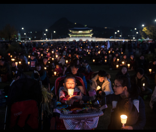 韩国民众举行烛光集会