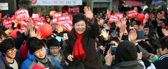 朴槿惠受到选民的热烈支持