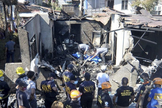 菲律宾飞机坠毁撞入民宅 造成10人死亡2人受伤