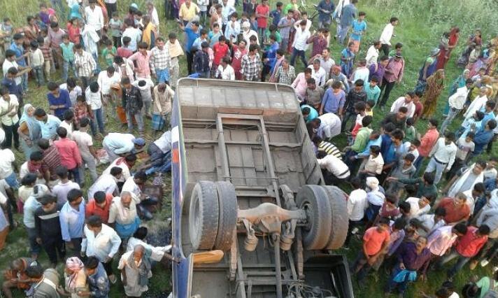 印度一公共汽车发生坠落事故 造成至少10人死亡