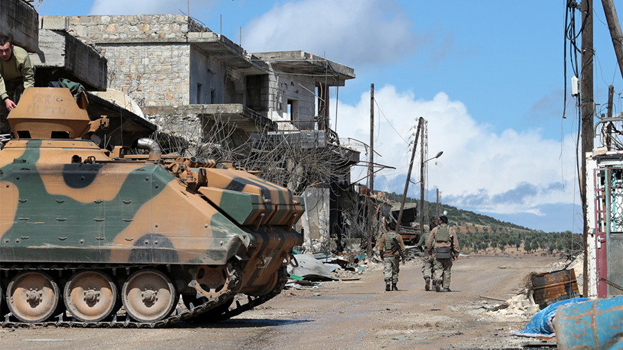 一辆土耳其装甲车在叙阿夫林城区中心附近