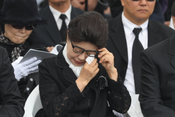 朴正熙追悼会上，朴槿令含泪称赞姐姐是“最伟大的总统”