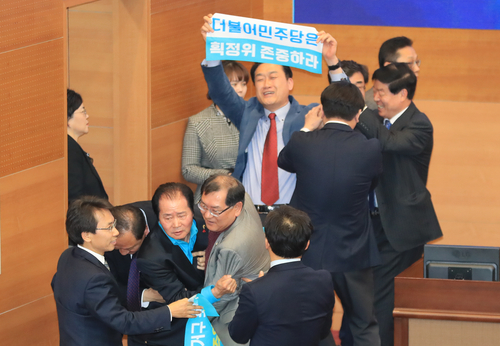 折腾！韩国执政党与在野党议员互掐 场面混乱