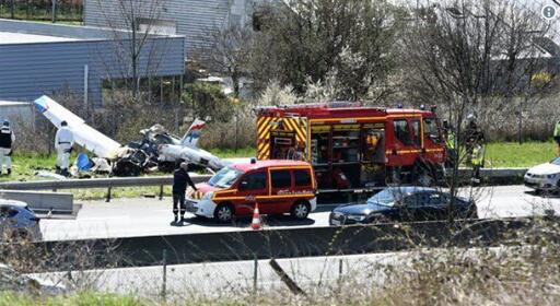 法国一架飞机在高速公路坠毁 机上2人身亡