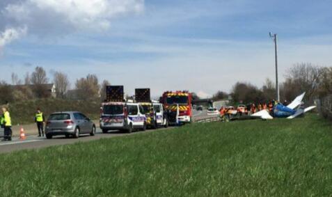 法国一架飞机在高速公路坠毁 机上2人身亡