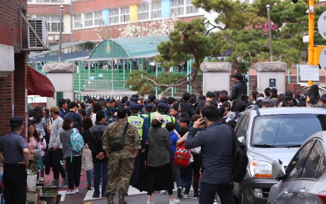 韩国一男子挟小学生对峙警察 喝水时突发癫痫被捕