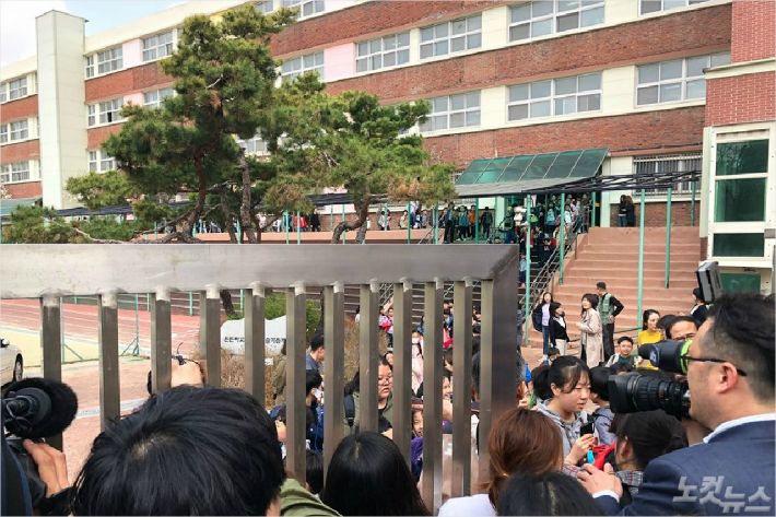 韩国一男子挟小学生对峙警察 喝水时突发癫痫被捕