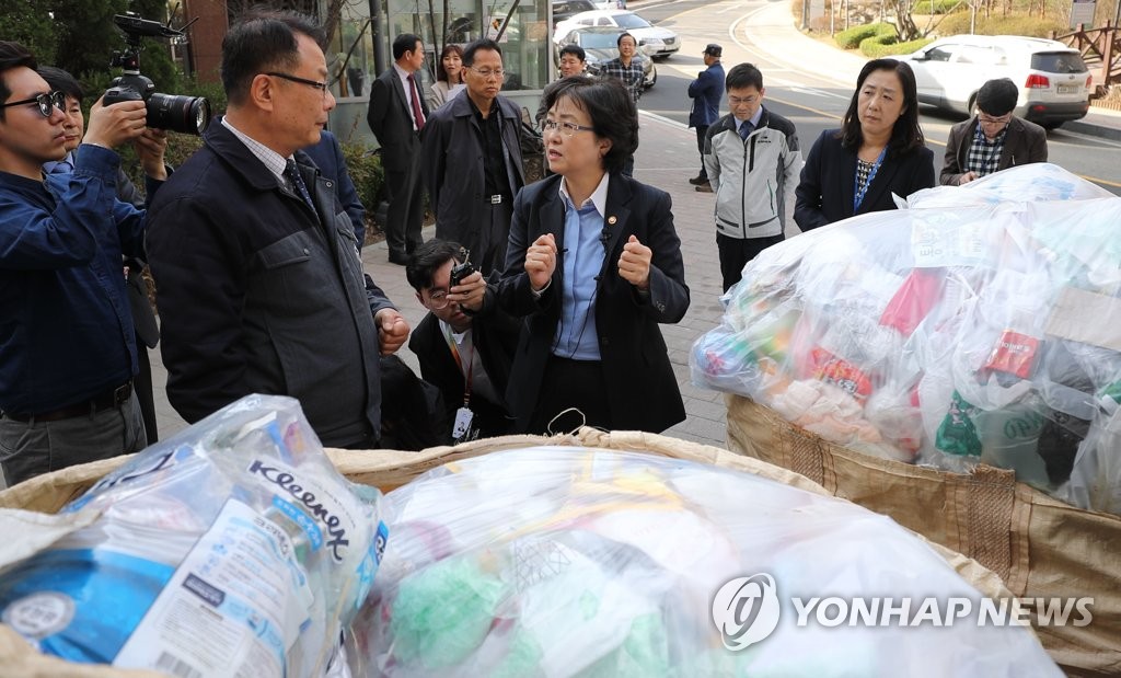 2日下午，韩国环境部官员在京畿道光明市一小区视察