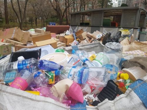 2日上午，华城市某小区堆积的塑料废品
