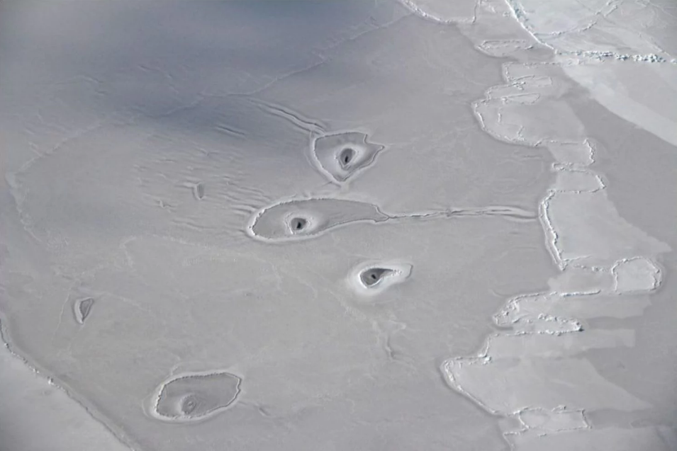 美国宇航局提供的北极冰窟照片