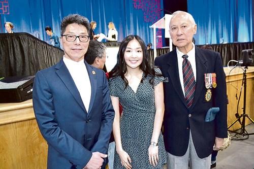 左起姚崇英,蔡珍仪,吴英超代表华社先后发言.