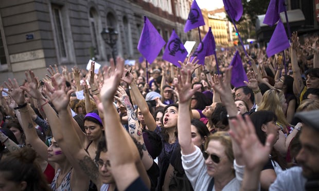 图为西班牙民众走上街头抗议法官判决