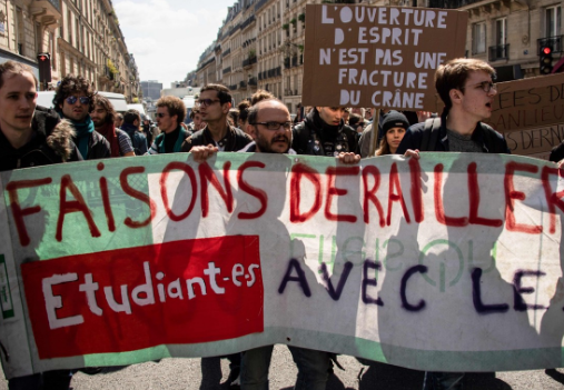 法国学生大闹校园抗议马克龙 知名大学被迫"关门"