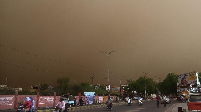 印度北部2日晚间遭遇超强沙尘暴。