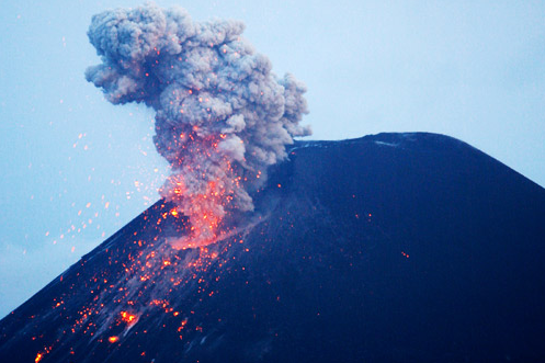 印尼一座火山喷发致航班停飞浓烟升至5500米高