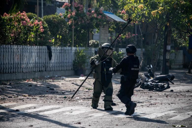 图为印尼拆弹小组在袭击现场进行检查。