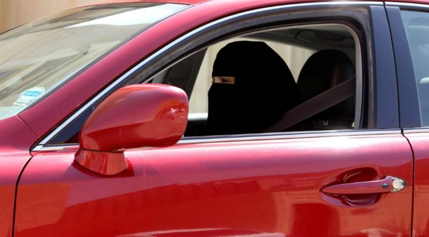 2013年10月22日，一名妇女在沙特阿拉伯利雅得驾驶一辆汽车。