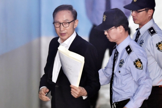 모습 드러낸 이명박 전 대통령 110억원대 뇌물 수수와 350억원대 횡령 등의 혐의로 구속된 이명박 전 대통령이 23일 서울 서초구 서울중앙지법에서 열리는 첫 공판에 출석하고 있다. 2018.5.23  정연호 기자 tpgod@seoul.co.kr