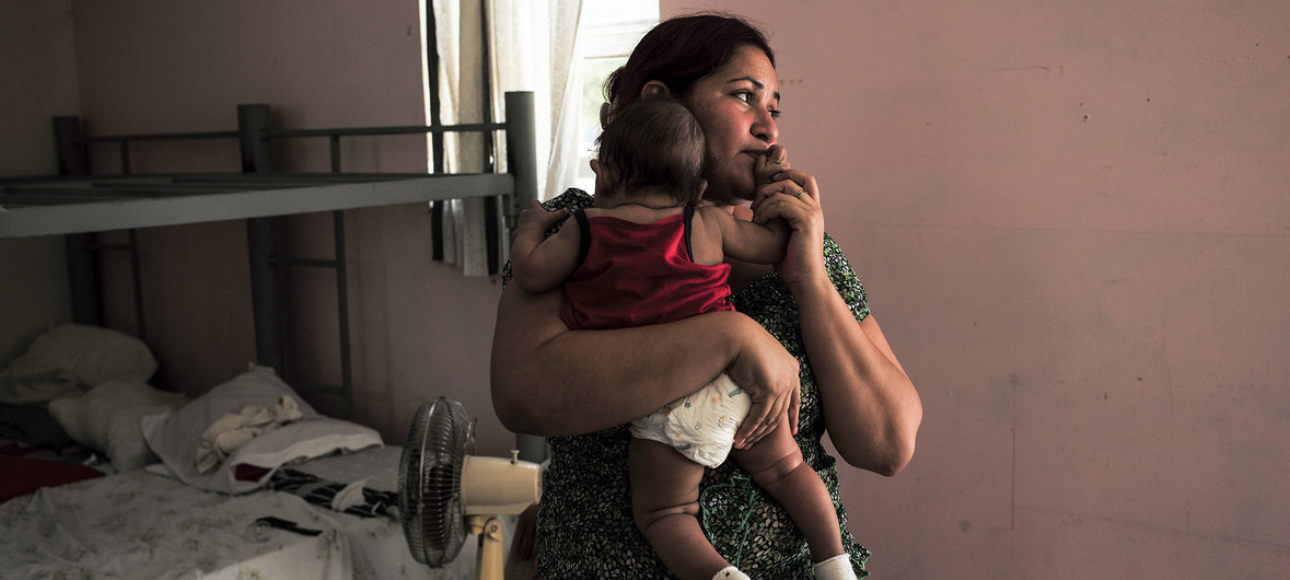 一位移民母亲与孩子在庇护所中