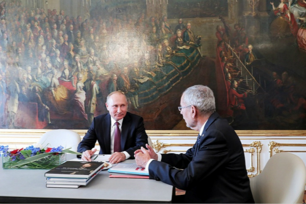 图为俄罗斯总统普京与奥地利总统亚历山大·范德贝伦会面