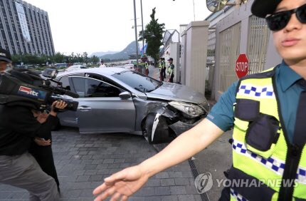一男子驾车撞向美国驻韩国大使馆大门 称想去美国