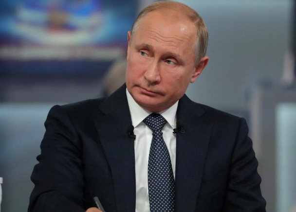 俄罗斯总统普京参加电视直播连线节目。
