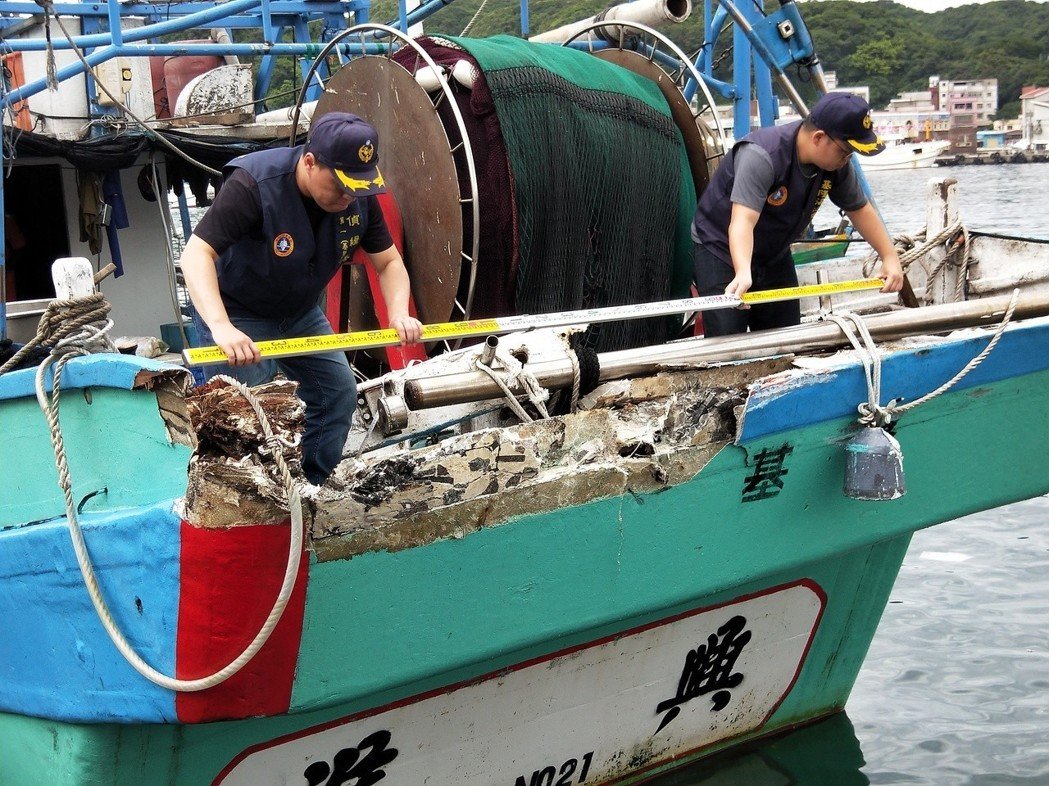 图为被撞台湾渔船返港。