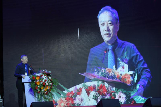 图二:山东省保健品行业协会副会长,市场专委会主任赵铁锁在活动上讲话