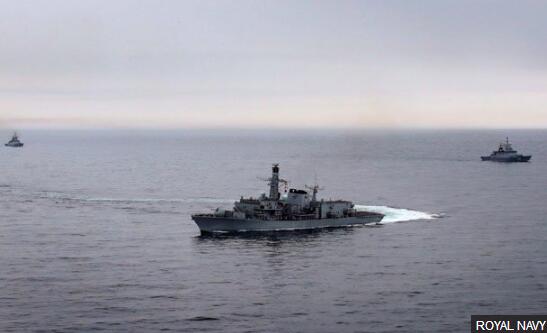 英俄军舰海上较量。