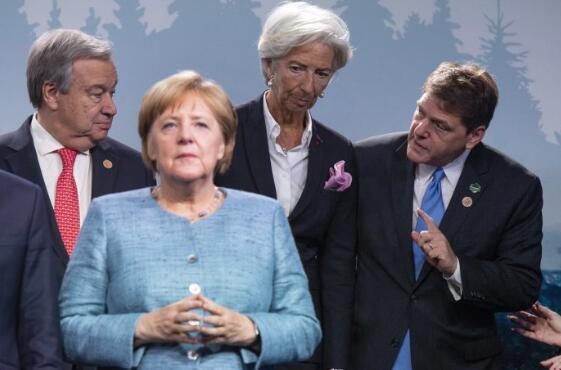 图片摄于G7峰会期间，右一为埃森斯塔特