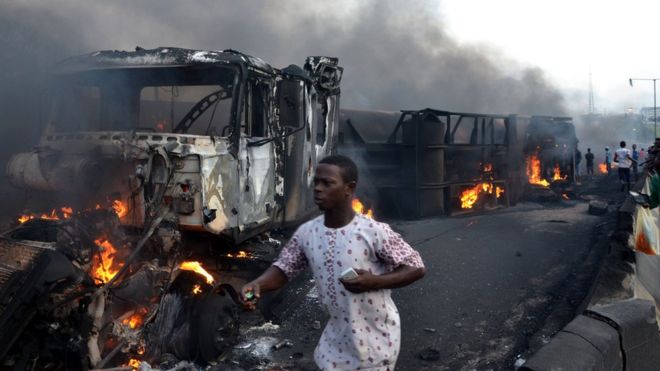 尼日利亚一油罐车发生爆炸事故 造成至少9人死亡