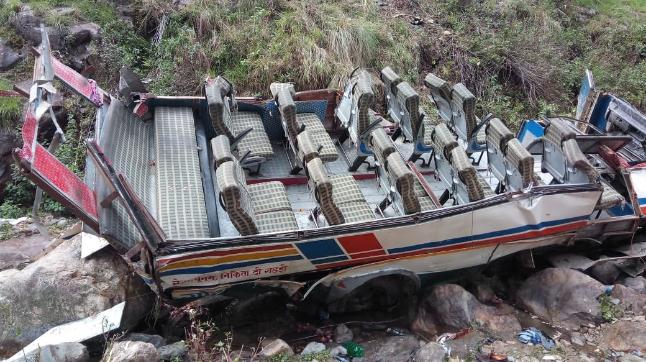 印度一辆大巴坠入峡谷 至少45人死亡8人受伤