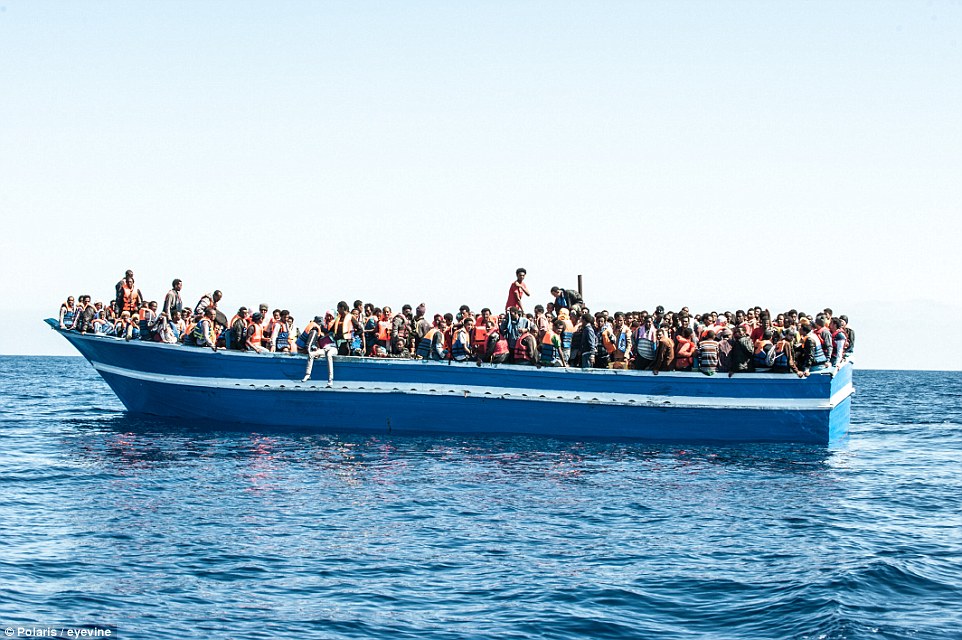 图为利比亚海岸的移民船。
