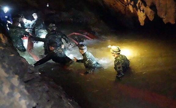 泰国少年足球队13人仍受困 军方要教其洞内潜水
