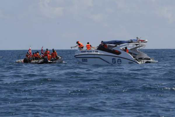 泰国普吉岛翻船事故已致42人遇难，图为现场救援画面。