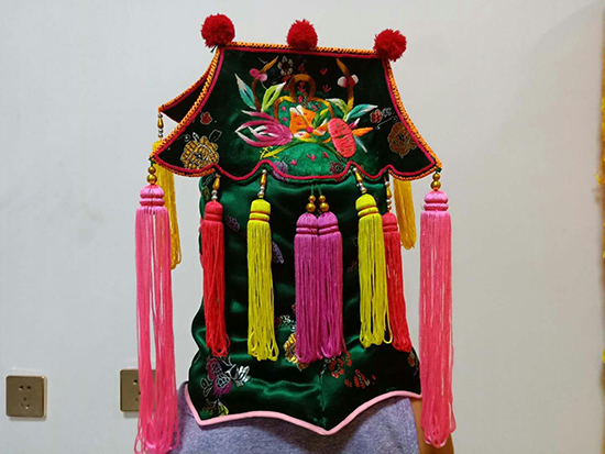 历史悠久的曹章儿童相公帽