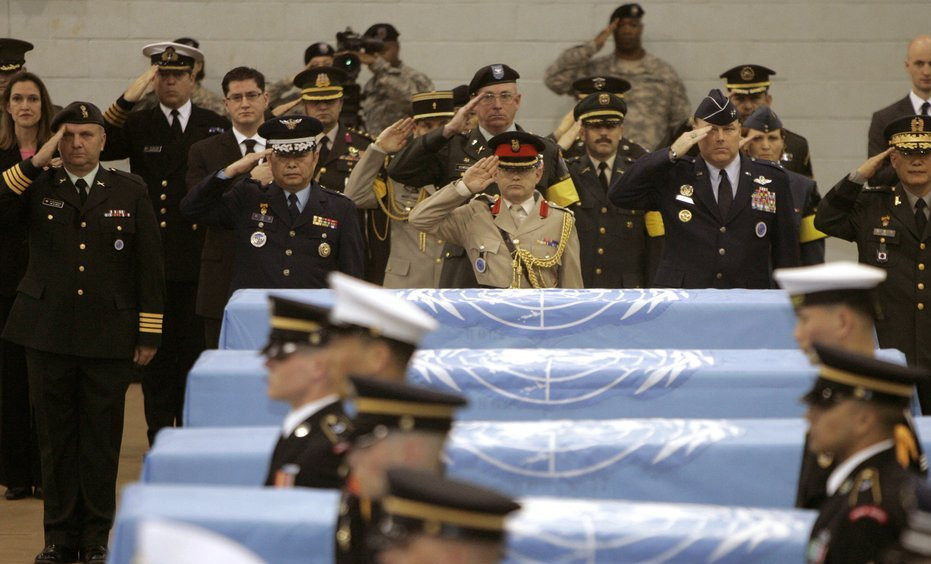 美军士兵敬礼(图:韩联社)